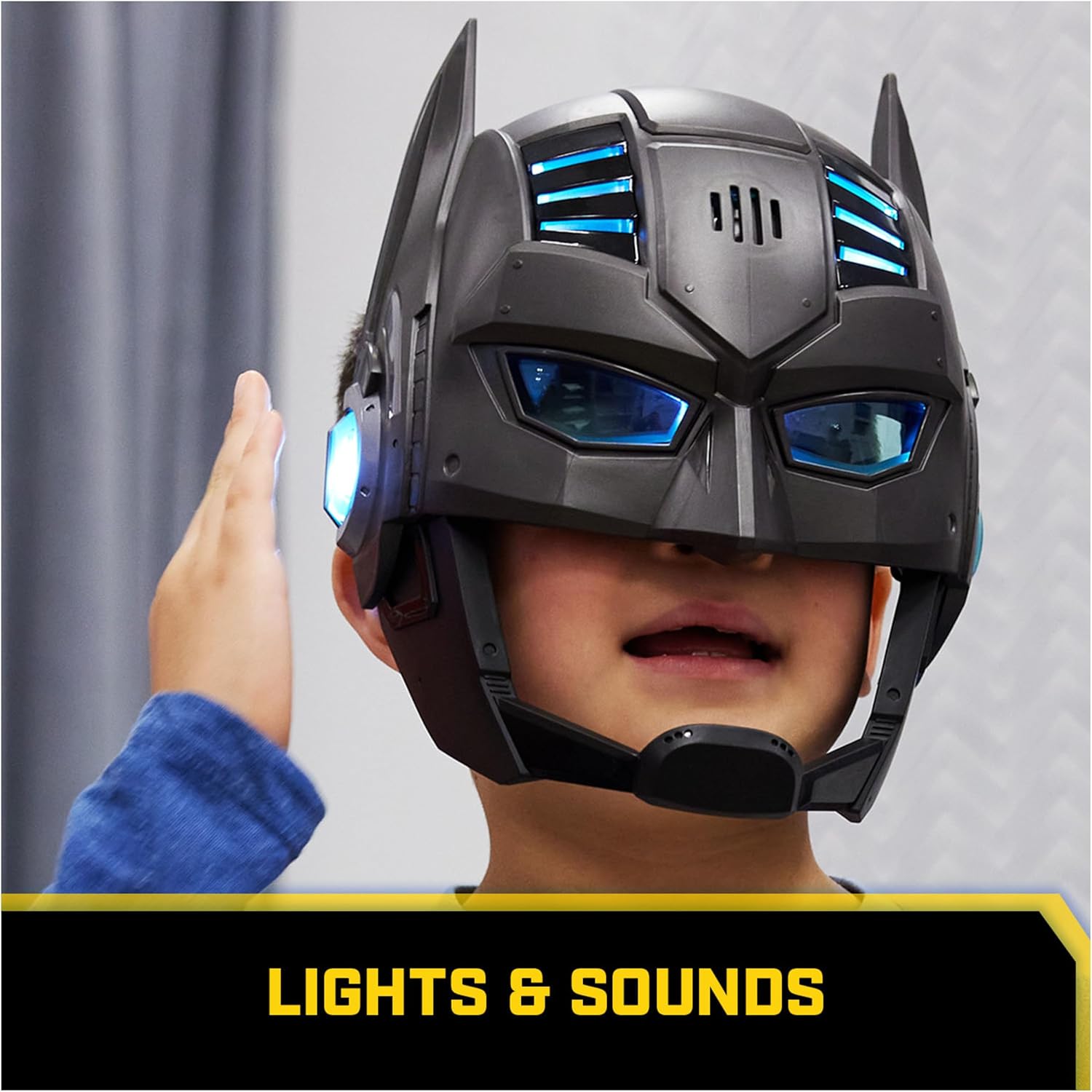 DC Comics, Máscara de Batman Armor-Up con Visor, más de 15 Sonidos y Frases, Luces, Disfraz de Halloween para Niños, Juego de Rol para Niños y Niñas de 4 años en Adelante