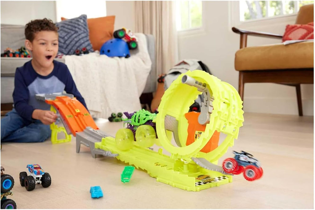 Hot Wheels Monster Trucks Track Set with 2 Toy Trucks: Oversized Skelesaurus &amp; 1:64 Scale Bone Shaker, Charge &amp; Chase Challenge with 2 Crushed Cars