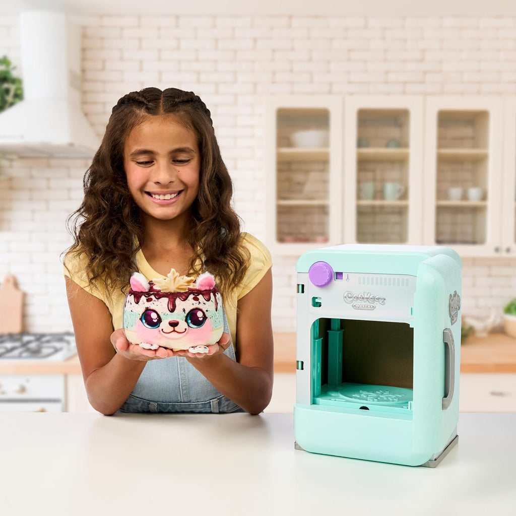Cookeez Makery Freezy Cakez. Mix & Decorate Your Plush Best Friend
