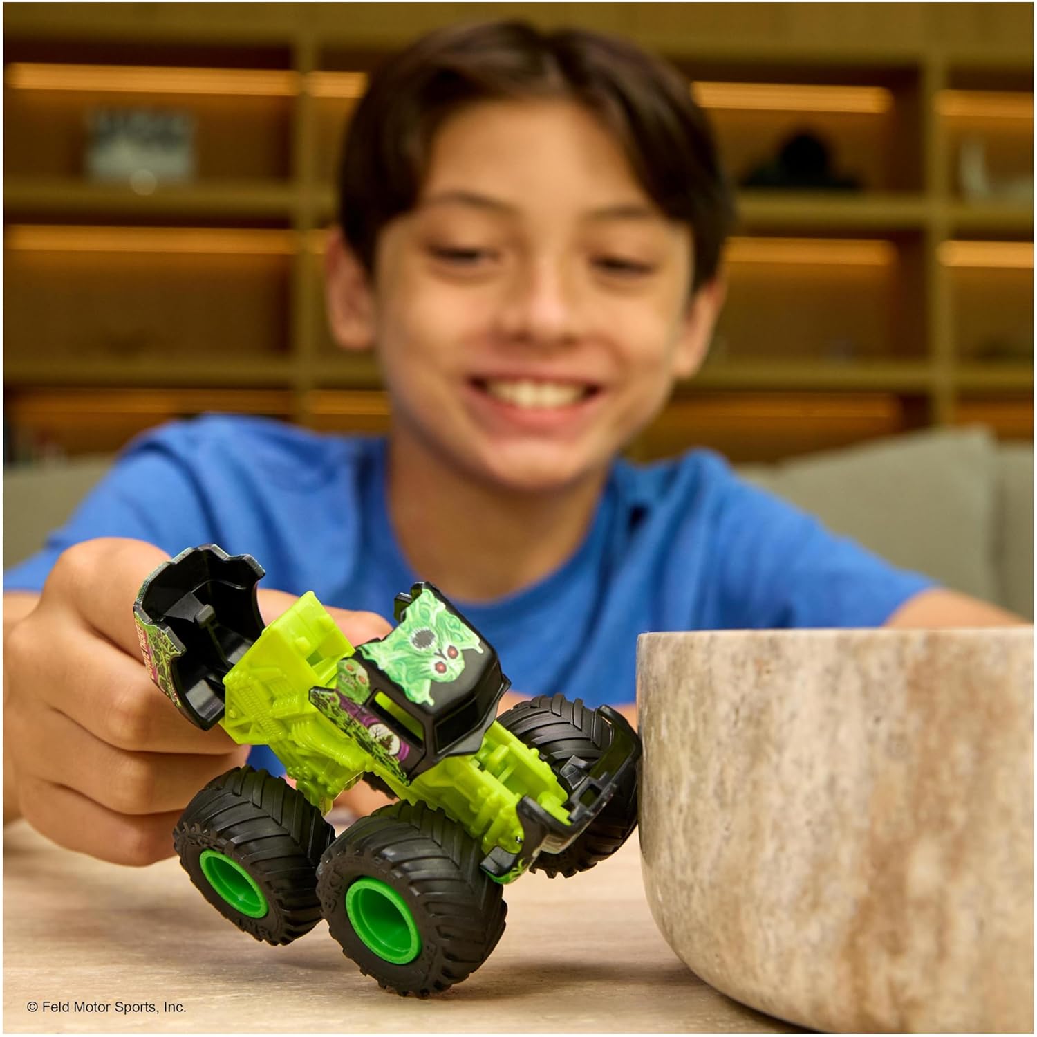 Monster Jam Smash & Bash Megalodon, 1:64 Die Cast Repairable Monster Truck