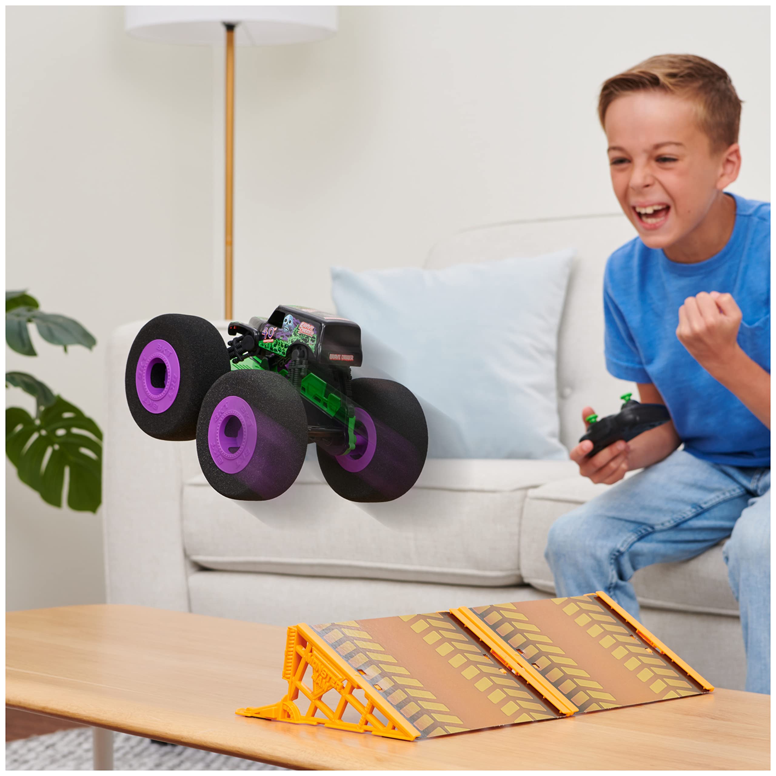 Monster Jam Ramp Champ Grave Digger 1:15 RC Car
