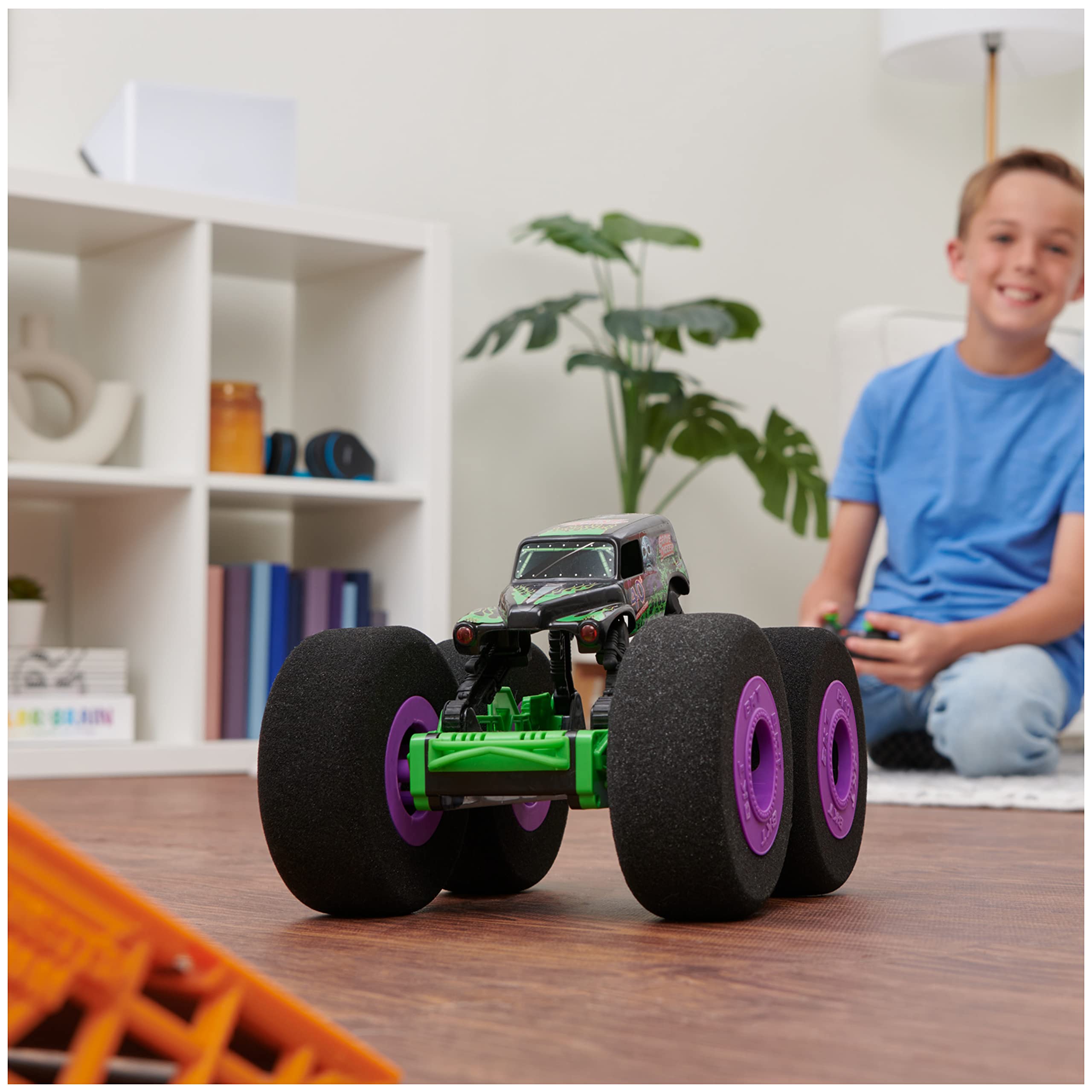 Monster Jam Ramp Champ Grave Digger 1:15 RC Car