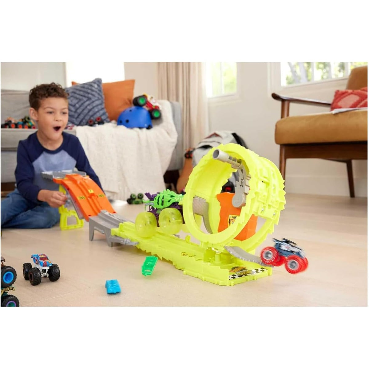 Hot Wheels Monster Trucks Track Set with 2 Toy Trucks: Oversized Skelesaurus &amp; 1:64 Scale Bone Shaker, Charge &amp; Chase Challenge with 2 Crushed Cars